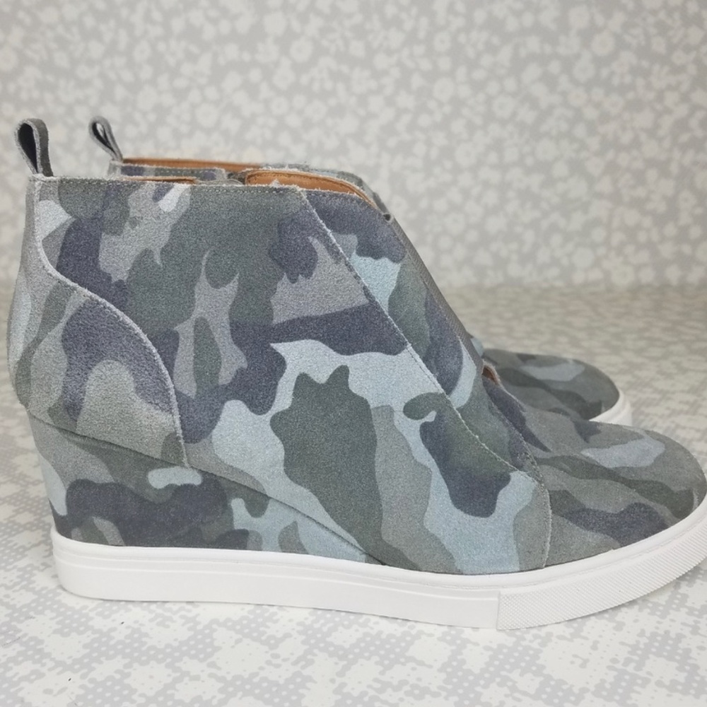 Linea Paolo Camo Wedge Zip Up Sneakers Size 6